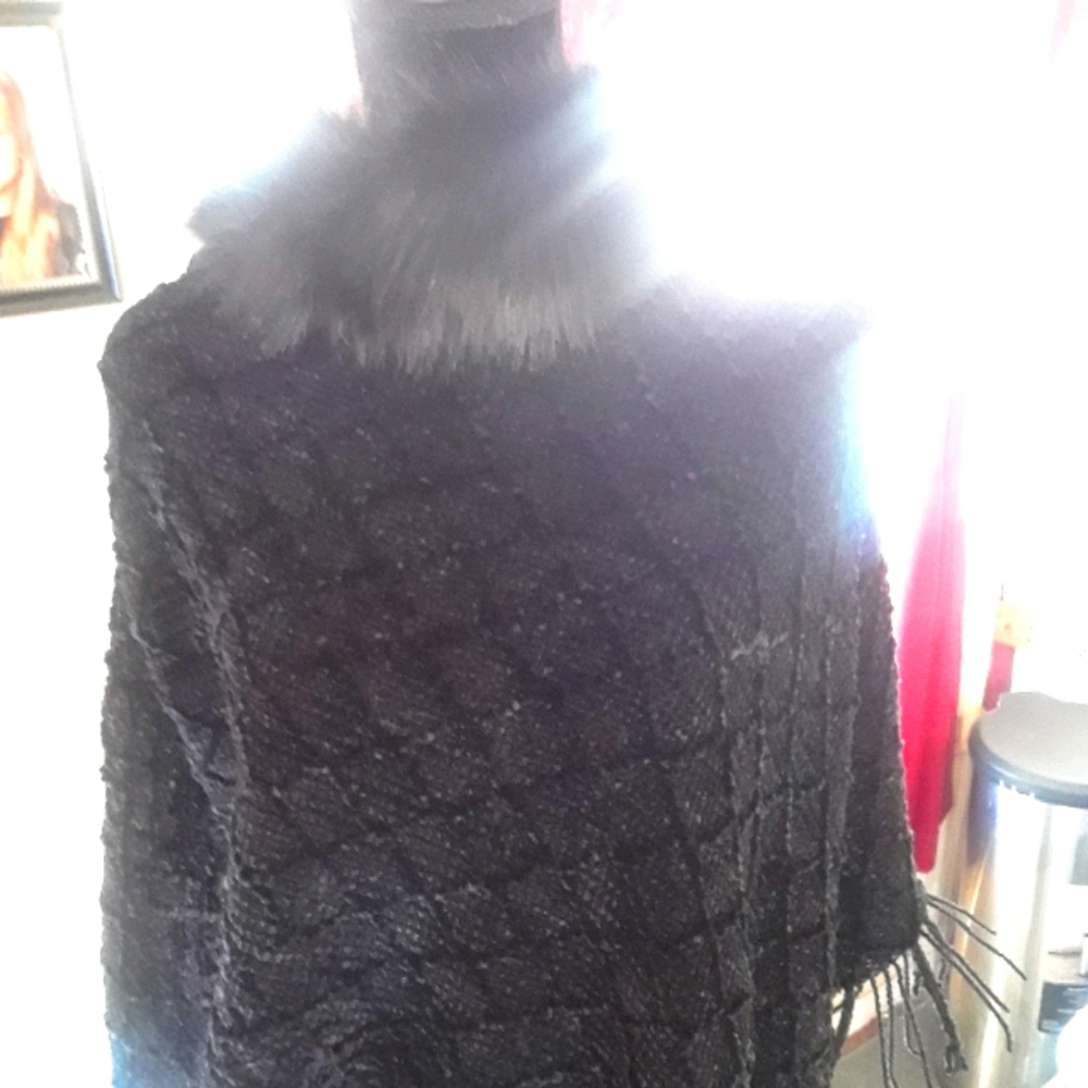 🌻Just Reduced 🌻 Black Poncho with Faux fur